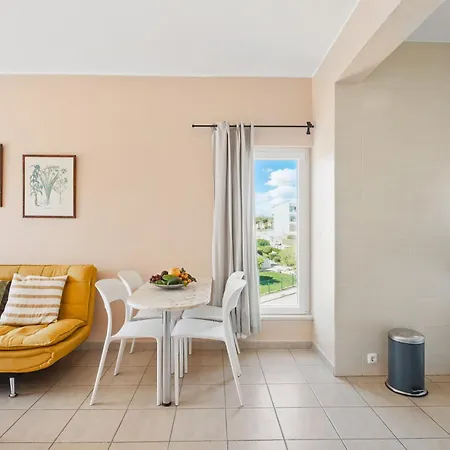 Stork Nest فيلامورا